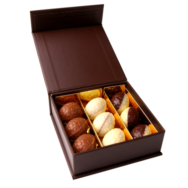 Handgemaakte eitjes in een luxe geschenkdoos.